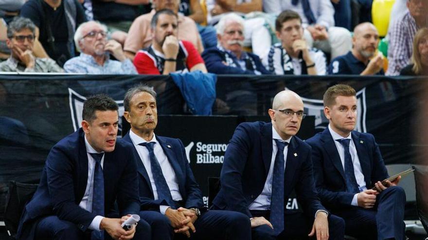 Luis Casimiro se muestra pensativo en el banquillo, durante el partido entre el Bilbao Basket y el Betis