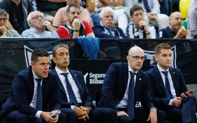 Luis Casimiro se muestra pensativo en el banquillo, durante el partido entre el Bilbao Basket y el Betis