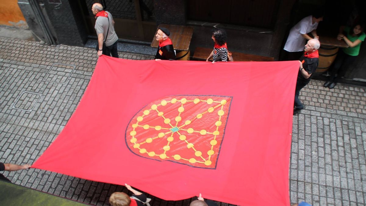 Imagen de archivo del tradicional homenaje en Azpeitia a la bandera del Estado de Navarra