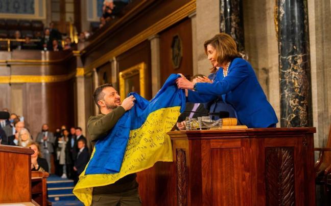 El presidente de Ucrania, Volodimir Zelenski, entrega a la presidenta de la Cámara de Representantes de Estados Unidos, Nancy Pelosi, una bandera de Ucrania. El presidente de Ucrania, Volodimir Zelenski, entrega a la presidenta de la Cámara de Representantes de Estados Unidos, Nancy Pelosi, una bandera de Ucrania.