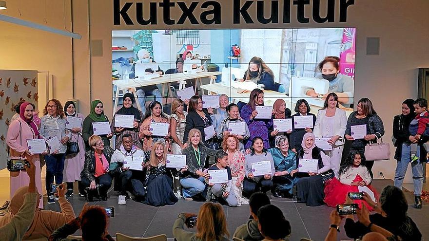 Imagen de las 29 mujeres que han participado en el proyecto Sustraiak de Haurralde con sus respectivos diplomas en las manos, en el acto realizado el 14 de diciembre en Tabakalera. | FOTO: N.G.