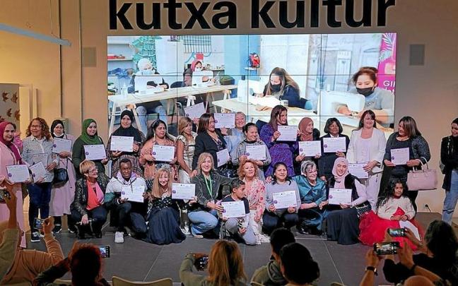 Imagen de las 29 mujeres que han participado en el proyecto Sustraiak de Haurralde con sus respectivos diplomas en las manos, en el acto realizado el 14 de diciembre en Tabakalera. | FOTO: N.G. Imagen de las 29 mujeres que han participado en el proyecto Sustraiak de Haurralde con sus respectivos diplomas en las manos, en el acto realizado el 14 de diciembre en Tabakalera. | FOTO: N.G.