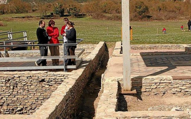 Lerro hauekin batera dagoen irudian, Iruña-Veleiako artxiboko-irudia. Lerro hauekin batera dagoen irudian, Iruña-Veleiako artxiboko-irudia.