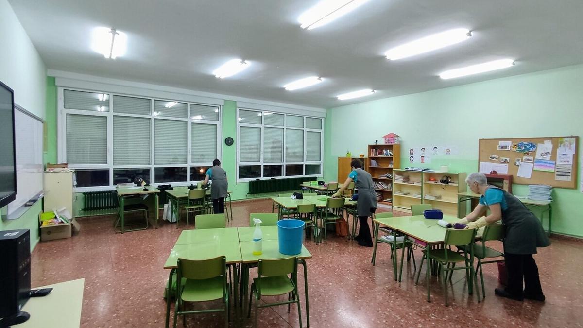 Trabajadoras de Lixura limpiando un aula de la Escuela Pública de Elizondo.