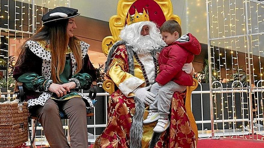 En brazos del rey Melchor. | FOTO: JORGE MUÑOZ