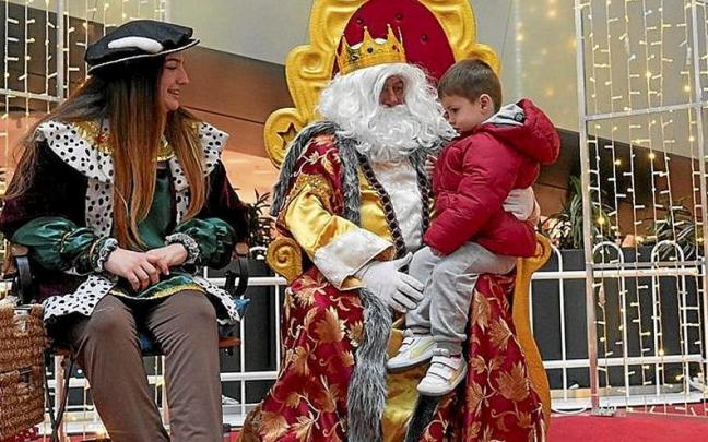 En brazos del rey Melchor. | FOTO: JORGE MUÑOZ En brazos del rey Melchor. | FOTO: JORGE MUÑOZ