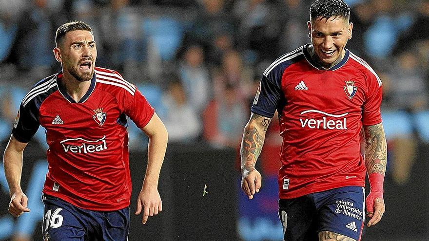 Moi Gómez acude a felicitar al Chimy, autor de los dos goles de la última victoria de Osasuna fuera de casa, en el campo del Celta.