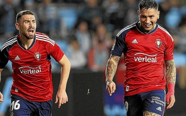 Moi Gómez acude a felicitar al Chimy, autor de los dos goles de la última victoria de Osasuna fuera de casa, en el campo del Celta. Moi Gómez acude a felicitar al Chimy, autor de los dos goles de la última victoria de Osasuna fuera de casa, en el campo del Celta.