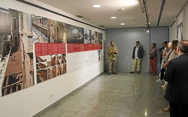 Visita inaugural a la muestra sobre el Teatro de M&eacute;rida. | FOTO: N.G.