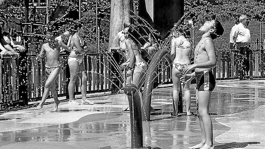 Niños jugando en un parque con chorros de agua. | FOTO: IÑIGO ALBERDI