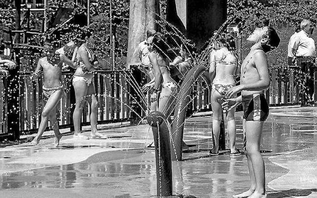 Niños jugando en un parque con chorros de agua. | FOTO: IÑIGO ALBERDI