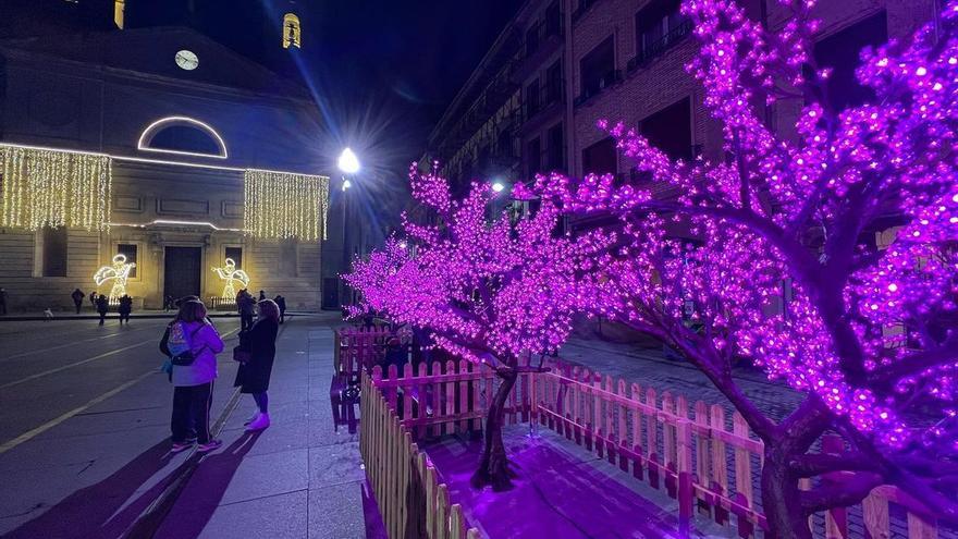 Vista de la iluminación navideña de este año en la Plaza de los Fueros de Estella.