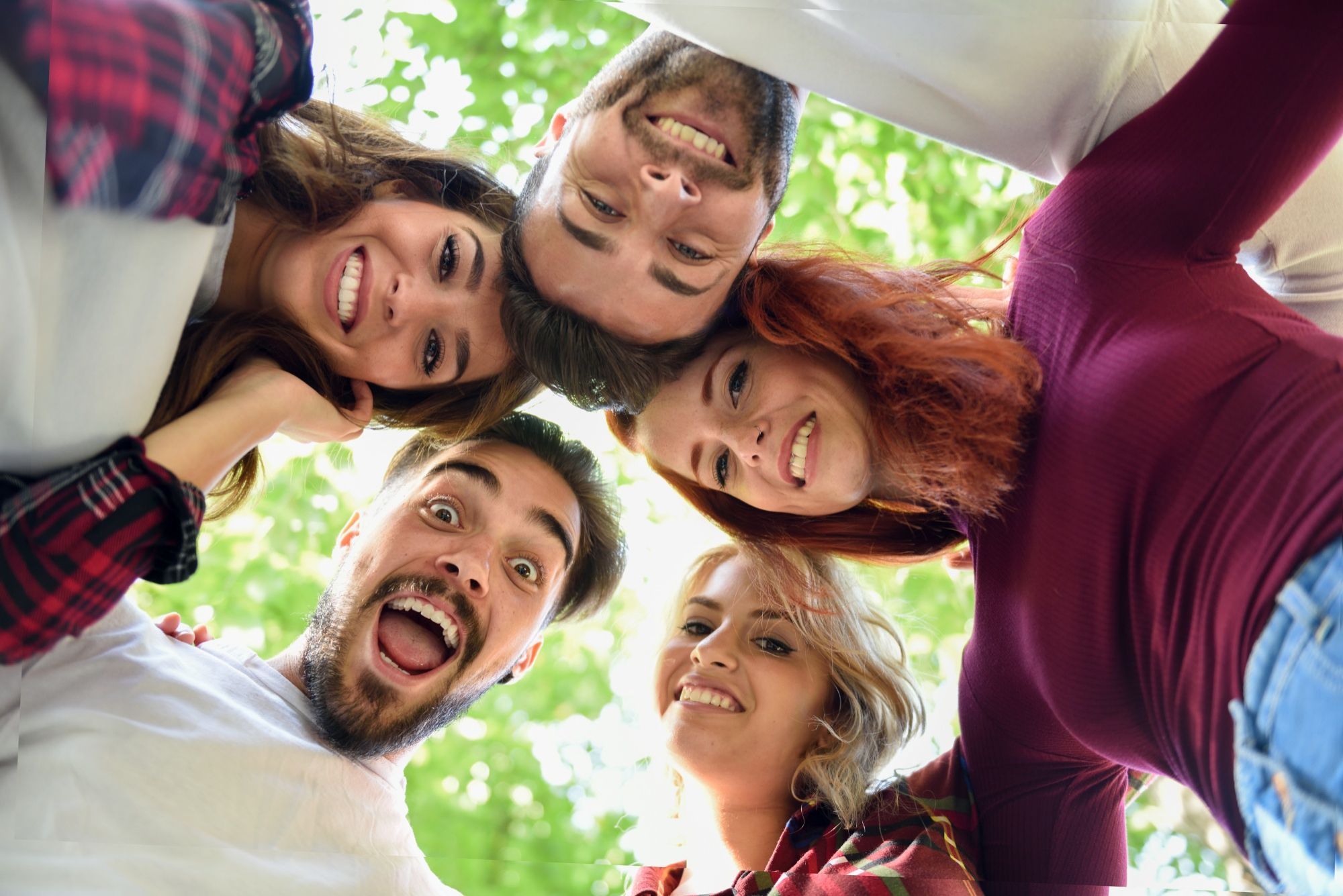 Un grupo de jóvenes ríen felices.