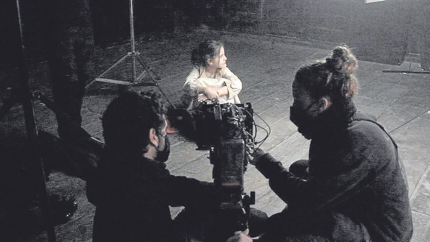 Irudian, 'Sutan' filmaren zuzendaria, Naia Arantzamendi, grabazio lanetan.