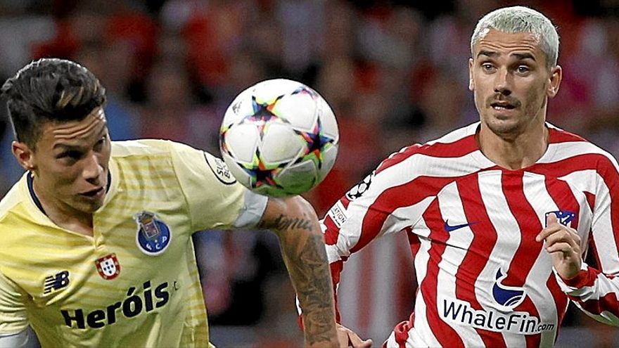 Antoine Griezmann, que volvió a entrar en el partido en el minuto 60, lucha con Andrés Uribe. | FOTO: JUANJO MARTÍN (EFE)