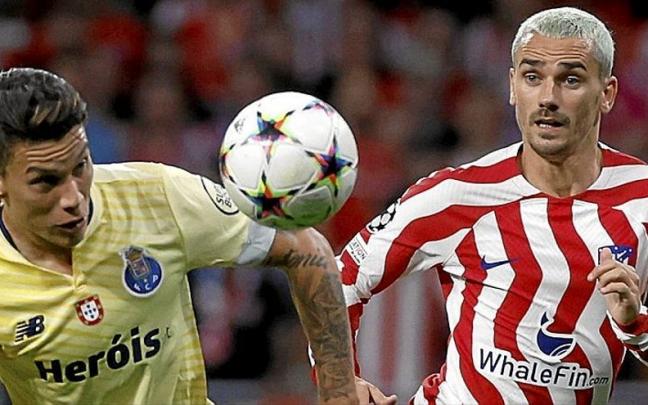 Antoine Griezmann, que volvió a entrar en el partido en el minuto 60, lucha con Andrés Uribe. | FOTO: JUANJO MARTÍN (EFE)