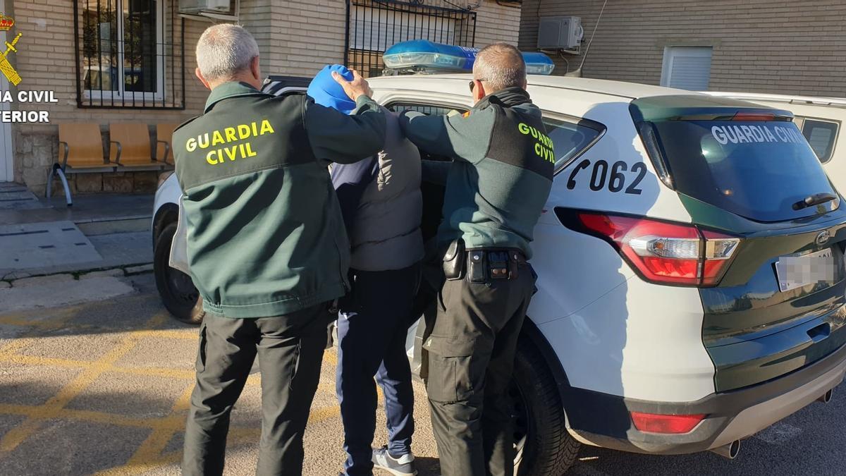 La Guardia Civil detiene al hombre, de 51 años.