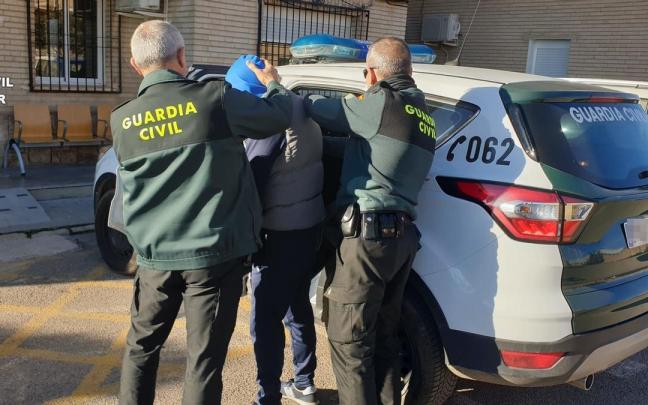 La Guardia Civil detiene al hombre, de 51 años. La Guardia Civil detiene al hombre, de 51 años.