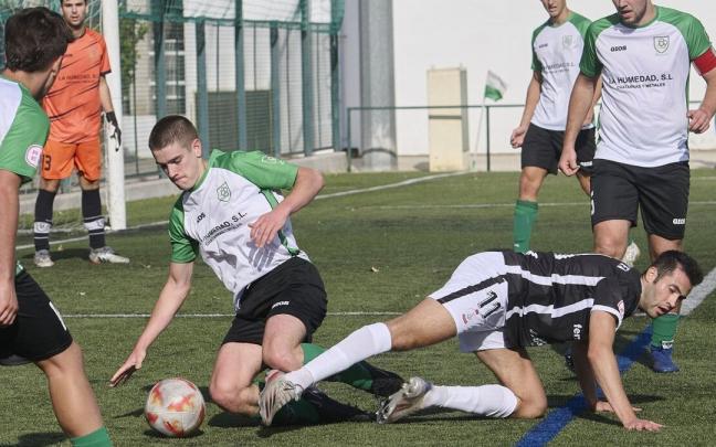 Lance en el partido entre Oberena y Azkoyen.