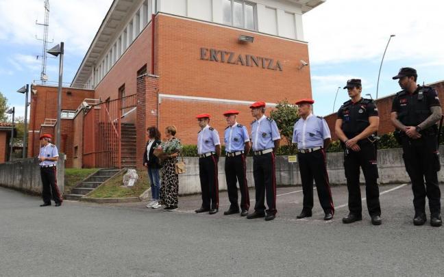 Homenaje a Juan Jos&eacute; Pacheco Cano n la comisar&iacute;a de Zumarraga.