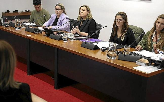 Integrantes de la asociación Haziak, ayer en el Parlamento de Navarra.