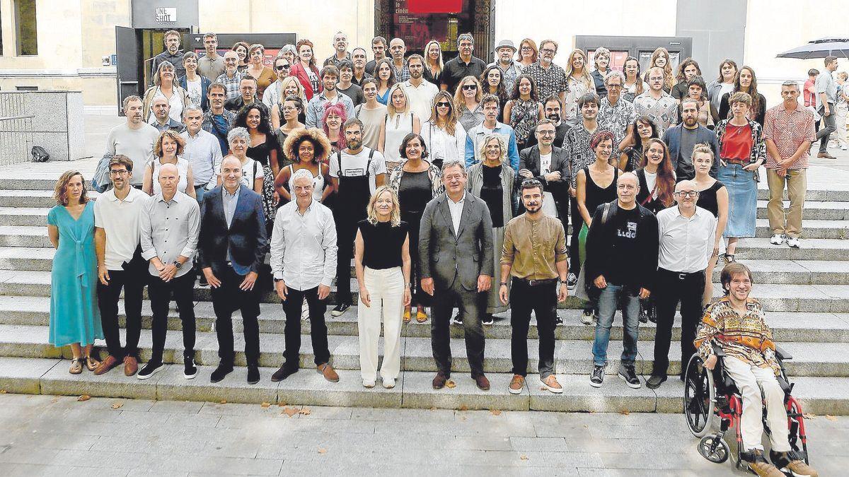 Foto de familia de los equipos de producción de las 17 obras que participarán en el Zinemaldia, ayer en Tabakalera.