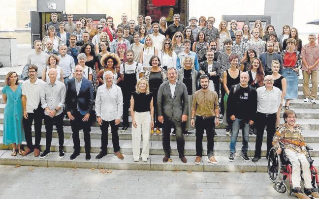 Foto de familia de los equipos de producción de las 17 obras que participarán en el Zinemaldia, ayer en Tabakalera. Foto de familia de los equipos de producción de las 17 obras que participarán en el Zinemaldia, ayer en Tabakalera.