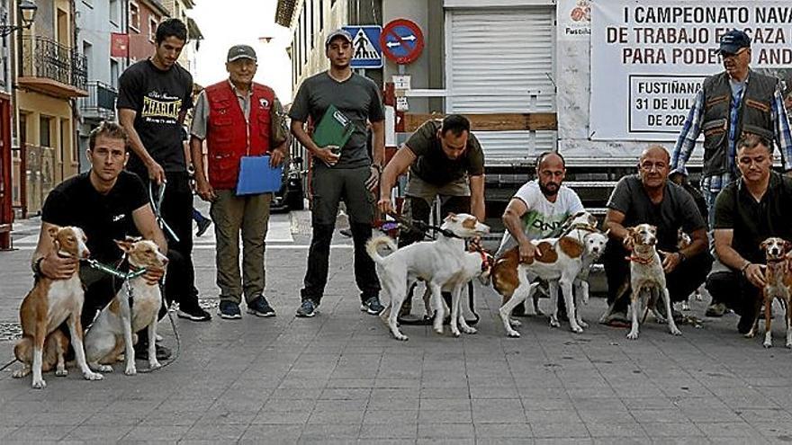 Los podencos con sus dueños, en la reunión del pasado agosto en Fustiñana. | FOTO: CEDIDA