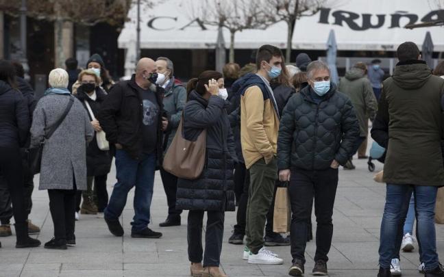 Decenas de personas caminan por la plaza del Castillo con mascarilla durante la Navidad de 2021. Decenas de personas caminan por la plaza del Castillo con mascarilla durante la Navidad de 2021.