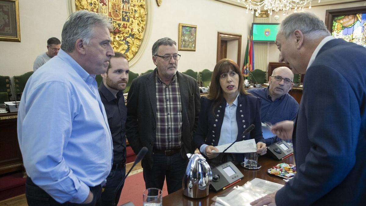 Los concejales de las formaciones progresistas de Pamplona, en un pleno.