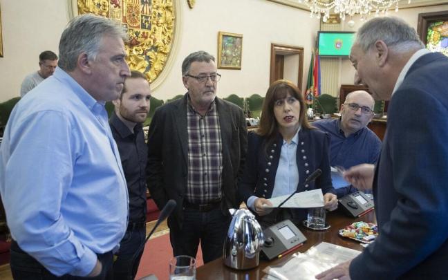 Los concejales de las formaciones progresistas de Pamplona, en un pleno.