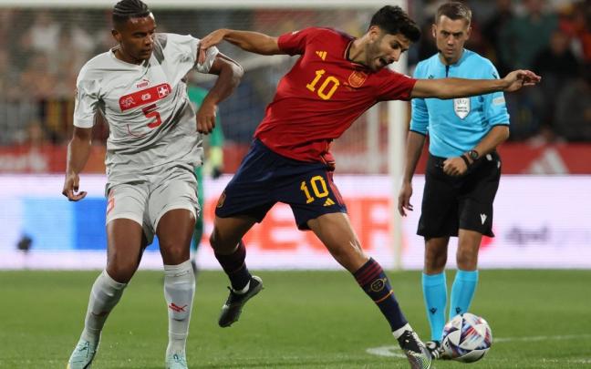 Marco Asensio junto al suizo Manuel Akanji durante el partido. Marco Asensio junto al suizo Manuel Akanji durante el partido.