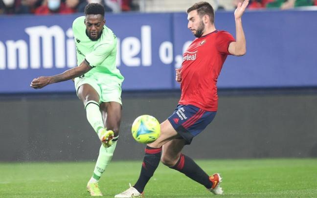 Moncayola tapa un disparo de Iñaki Williams en la última visita del Athletic a El Sadar