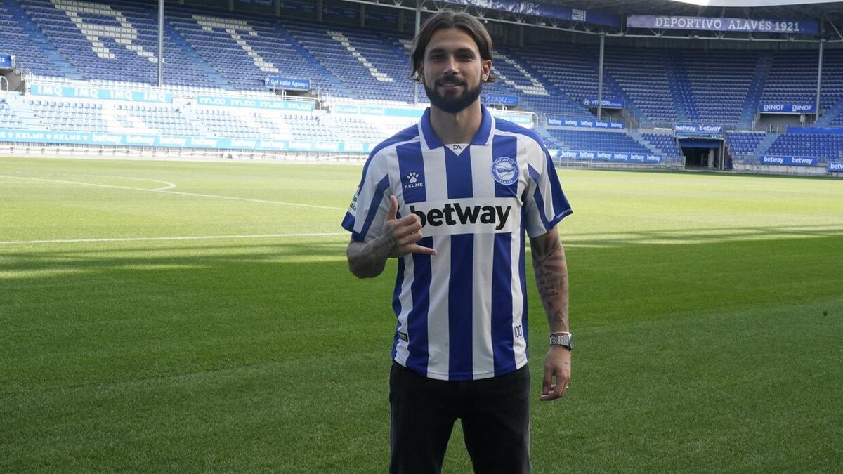 Peleteiro el día de su presentación como jugador del Alavés, en octubre de 2020