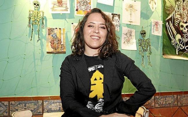 La creadora mexicana junto a algunas de las ilustraciones que componen su muestra en el local de Abetxuko.