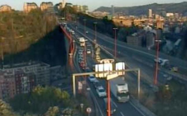 Retenciones en la autopista A-8 a la altura de Miraflores por el accidente en Malmasín Retenciones en la autopista A-8 a la altura de Miraflores por el accidente en Malmasín