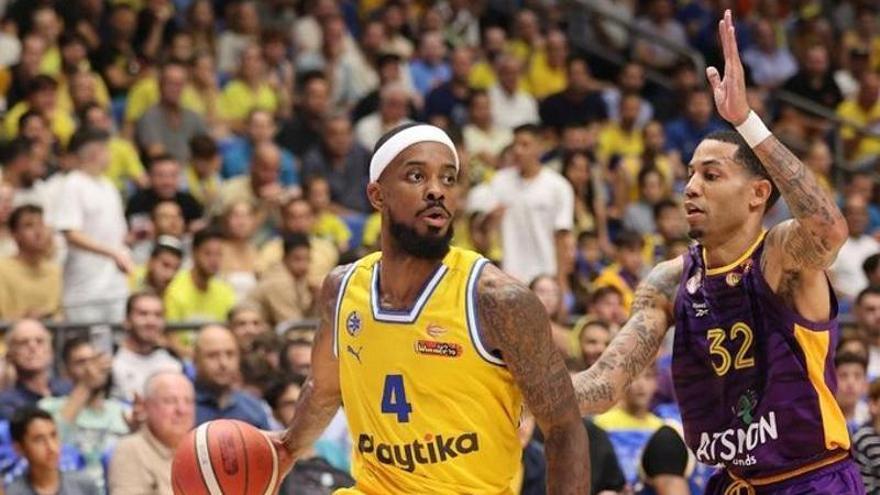 Lorenzo Brown controla el balón en el partido de ayer ante el Hapoel Holon