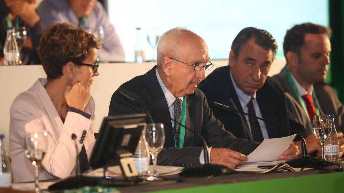 María Chivite escucha la intervención de Paco Arrarás, presidente del Grupo AN.