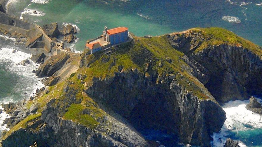 El peñón de San Juan de Gaztelugatxe fue escenario de un asedio por parte del rey castellano Alfonso XI que aguantaron un puñado de caballeros vizcainos.