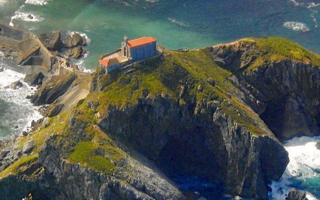 El peñón de San Juan de Gaztelugatxe fue escenario de un asedio por parte del rey castellano Alfonso XI que aguantaron un puñado de caballeros vizcainos.