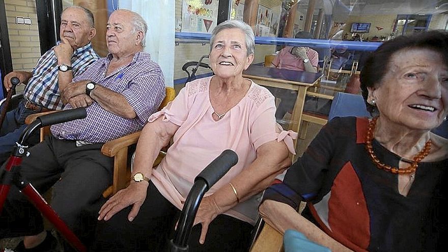 Conchi Moreno junto a sus compañeros de la Residencia Santa Zita.