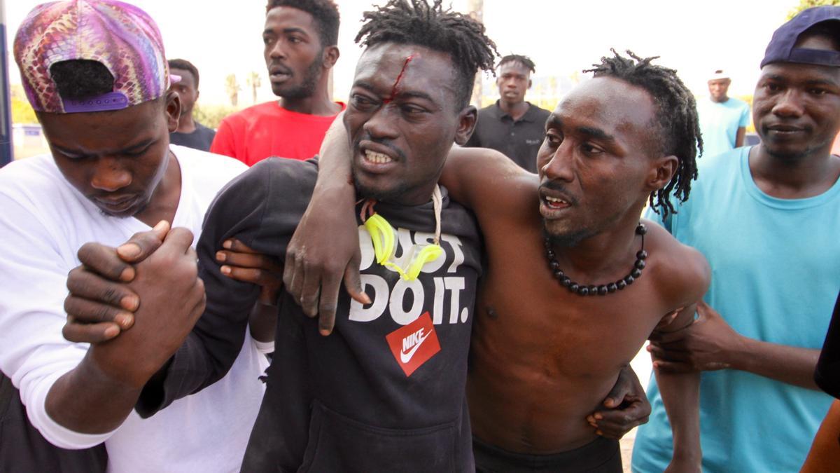 Varios migrantes tras saltar la valla de Melilla el 24 de junio de 2022. Varios migrantes tras saltar la valla de Melilla el 24 de junio de 2022.
