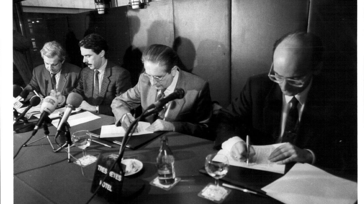 25 de marzo de 1991, firma del pacto entre UPN y PP. Uno de los capítulos de la relación históricamente intrincada entre ambas formaciones.