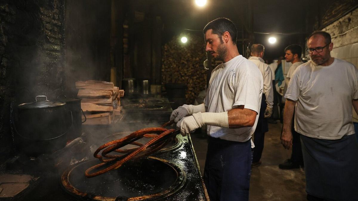 Rosca de churros reci&eacute;n sacados del aceite en la Churrer&iacute;a La Ma&ntilde;ueta