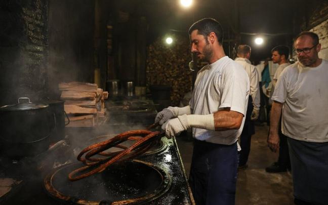 Rosca de churros reci&eacute;n sacados del aceite en la Churrer&iacute;a La Ma&ntilde;ueta