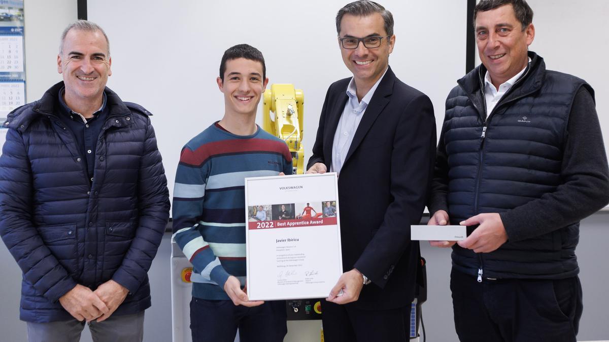 De izquierda a derecha, el presidente del Comité de Empresa de Volkswagen Navarra, Alfredo Morales; el Mejor Aprendiz 2022, Javier Ibiricu; el presidente de Volkswagen Navarra, Michael Hobusch; y el director de Recursos Humanos de la fábrica