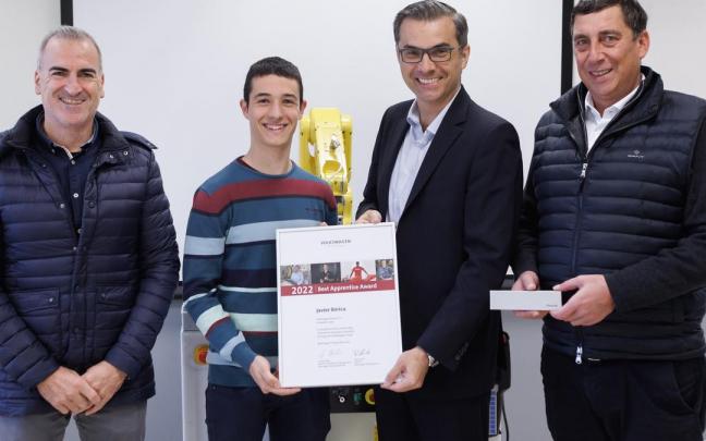 De izquierda a derecha, el presidente del Comité de Empresa de Volkswagen Navarra, Alfredo Morales; el Mejor Aprendiz 2022, Javier Ibiricu; el presidente de Volkswagen Navarra, Michael Hobusch; y el director de Recursos Humanos de la fábrica