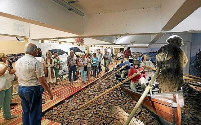 Turistas visitan las instalaciones de Albaola. | FOTO: GORKA ESTRADA