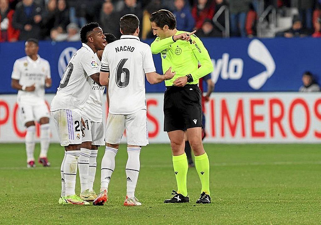 Protesta de Vinicius y Nacho al árbitro Munuera Montero.