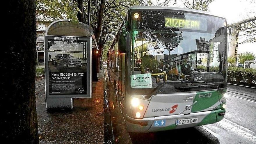 Un autobús de Lurraldebus hace una parada en el campus de la UPV/EHU de Donostia.